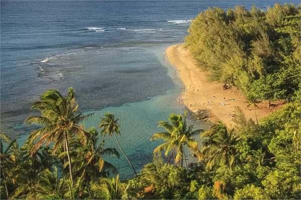 USA, Hawaii, Kauai, Kee Beach from Kalalau Trail