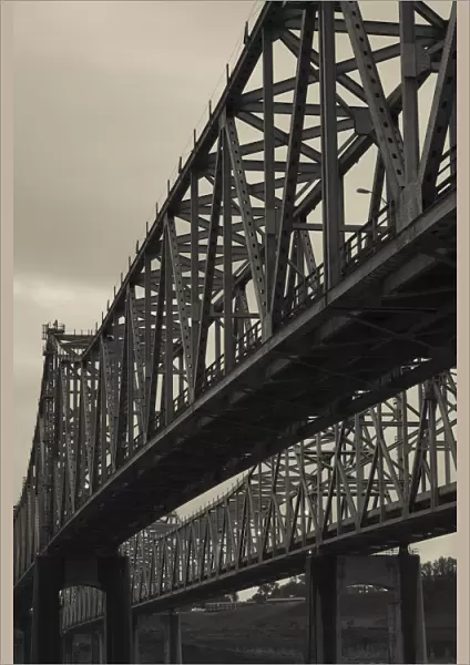 USA, Mississippi, Natchez, Rt. 65 and 84 bridges over Mississippi River