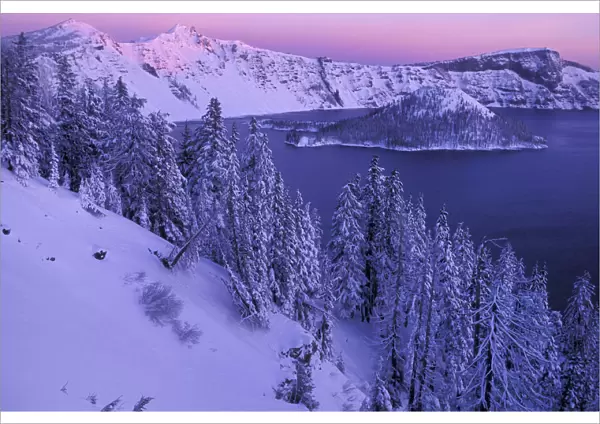 USA, Oregon, Cascades, Pacific Northwest, Crater lake national Park in winter
