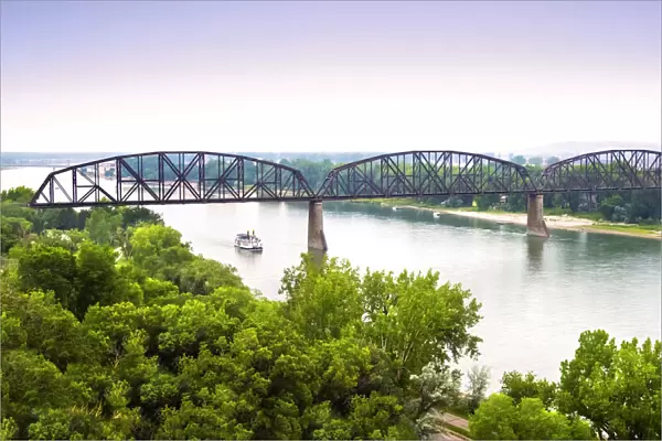 USA, North Dakota, Bismarck, Mandan, Bismarck-Manda Rail Bridge, Missouri River