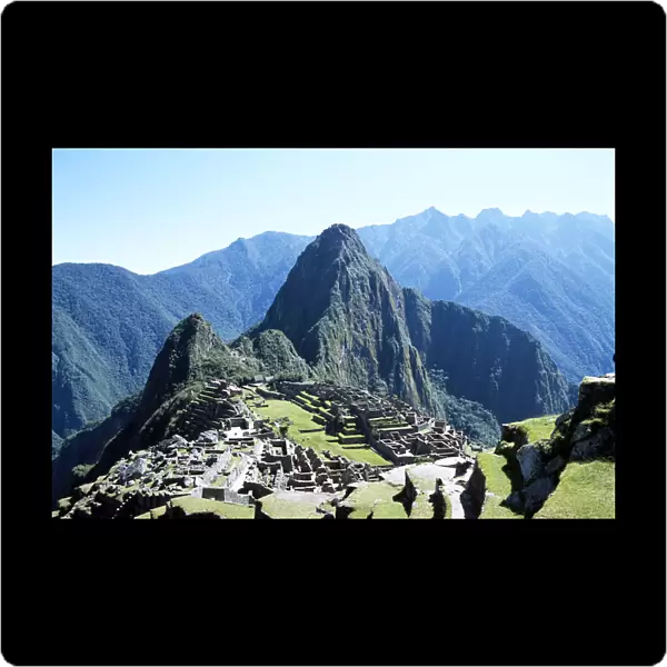 20084018. PERU Cusco Department Machu Picchu Inca ruins and Huayna Picchu