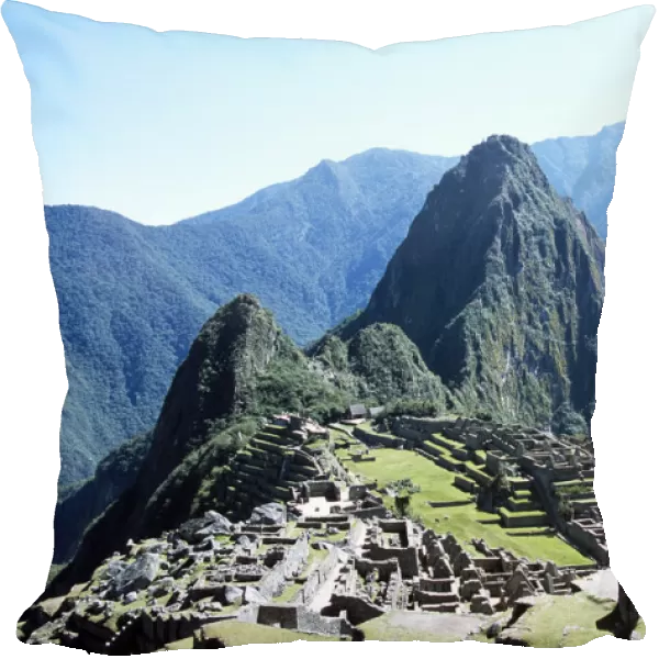 20084018. PERU Cusco Department Machu Picchu Inca ruins and Huayna Picchu