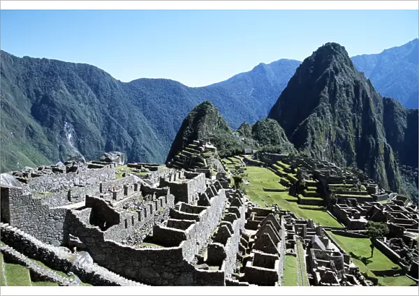 20084019. PERU Cusco Department Machu Picchu Inca ruins and Huayna Picchu