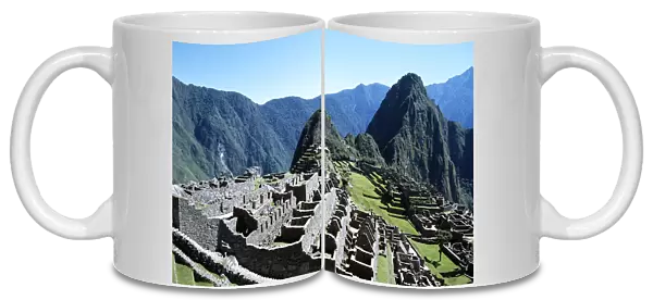 20084019. PERU Cusco Department Machu Picchu Inca ruins and Huayna Picchu