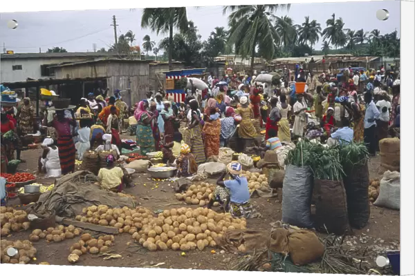 20043544. GHANA Near Accra Crowded market with mixed produce