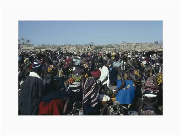 20073992. MALI Bandiagara Busy market scene with brightly dressed women
