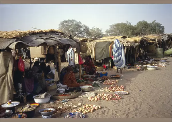 20075603. CHAD Mao People selling fruit and vegetables and other food stuffs