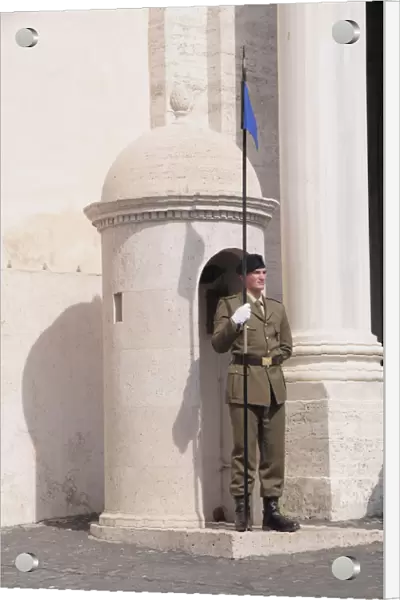 Italy, Lazio, Rome, Quirinal Hill, guard at Piazza del Quirinale