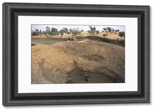 20042382. MALI Pays Dogon Tirelli View of deep waterhole