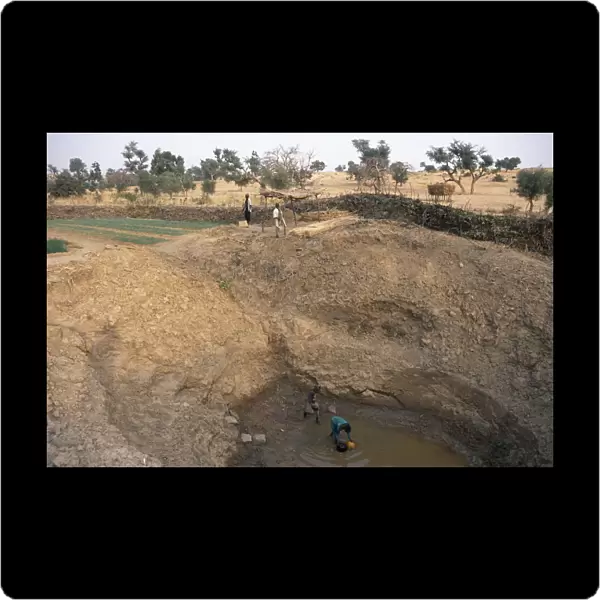 20042382. MALI Pays Dogon Tirelli View of deep waterhole