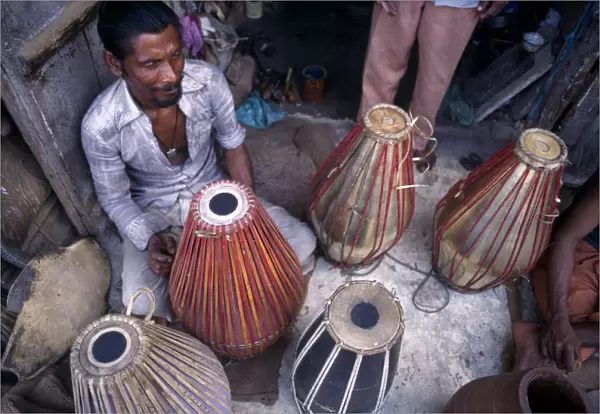 INDIA, Uttar Pradesh, Vrindaban Tabla maker