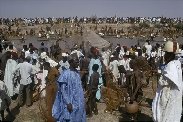 20078363. NIGERIA North Argungu Crowds of spectators