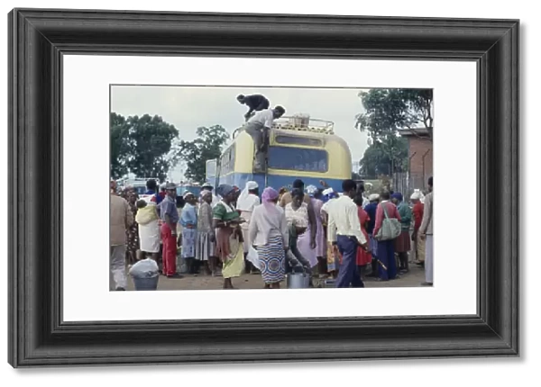 20078526. ZIMBABWE Harare Crowds around unloading bus