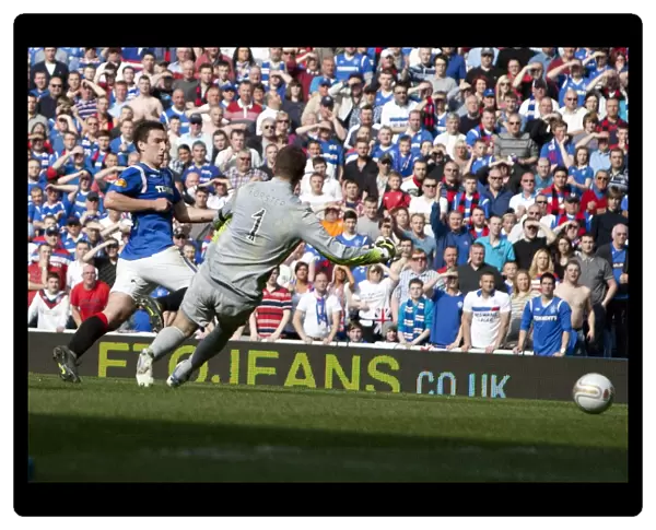 Thrilling Third: Lee Wallace's Goal Secures Rangers 3-2 Victory Over Celtic at Ibrox Stadium