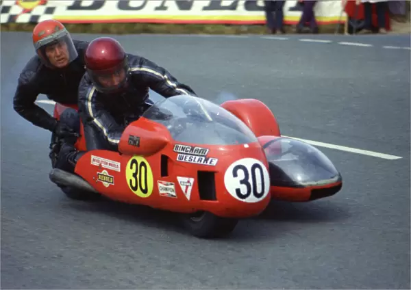 Mick Horspole & Graham Horspole (Bingham Weslake) 1974 750 Sidecar TT