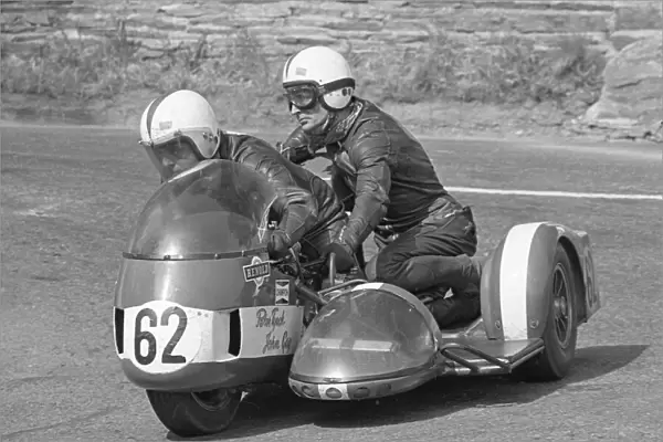Pete Tyack & John Gay (Triumph) 1975 1000 Sidecar TT