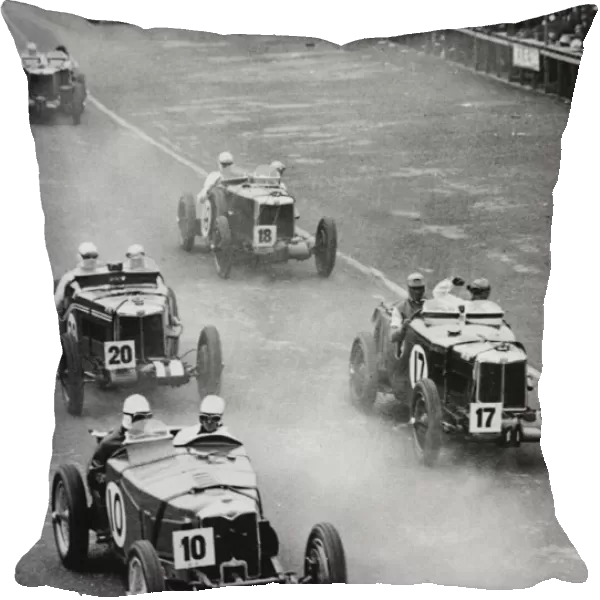 Ulster TT 1933 MG magnettes and Riley (front) car 17 Tazio Nuvolari