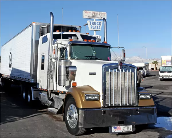 Kenworth Tractor unit with refrigerated trailer