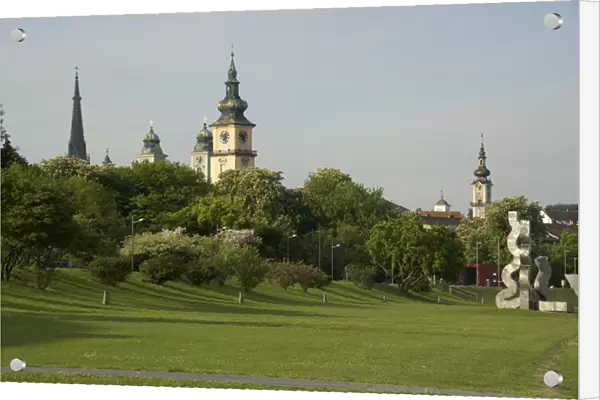 Europe, Austria, Linz Stadt, Linz, park along Danube River