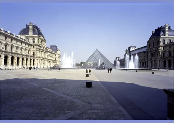 The Louvre. The Cour Napoleon and Pyramid. 1988. PARIS. Architect: Ieoh Ming Pei FRANCE