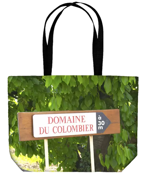 A sign indicting the entrance to the winery 30 metres away. Domaine du Colombier