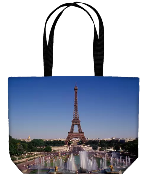 France, Paris, Tour Eiffel and Fontaine du Trocadero