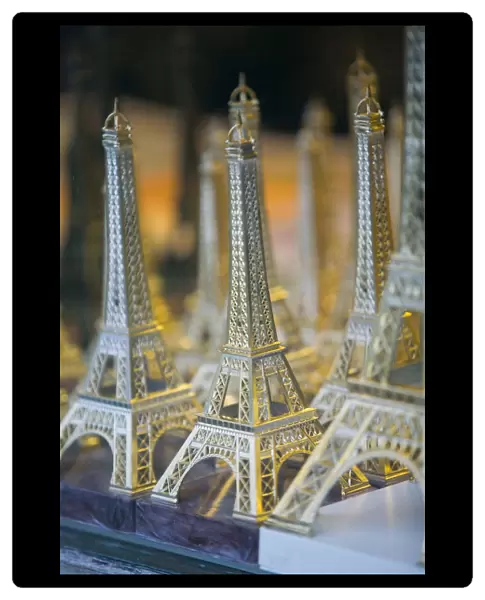 FRANCE-PARIS-Montmartre: Eiffel Tower Miniatures