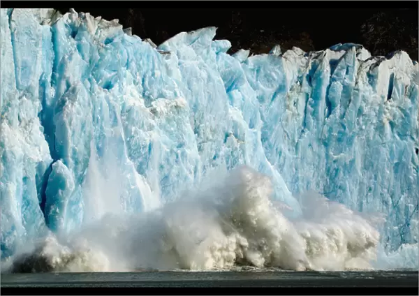 USA, Alaska, Tracy Arm - Fjords Terror Wilderness, Huge column of ice calves