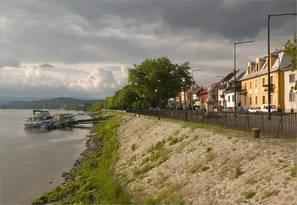 HUNGARY-DANUBE BEND-Vac: Liszt Ference sitany  /  Danube Riverfront
