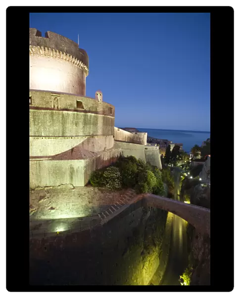CROATIA, Dubrovnik. City walls at night