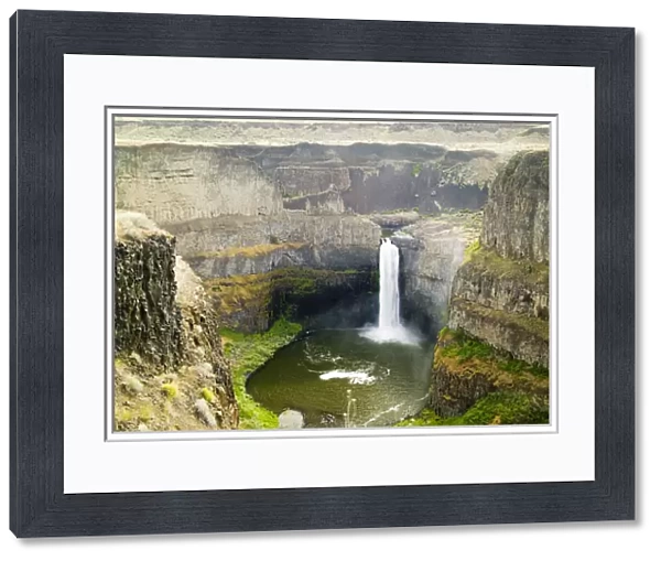 North America, USA, Washington, Palouse Waterfalls with Spring water flow