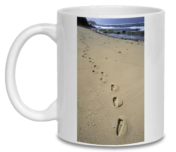 USA, Hawaii, Maui, Ho Okipa Beach Park Footprints in the sand
