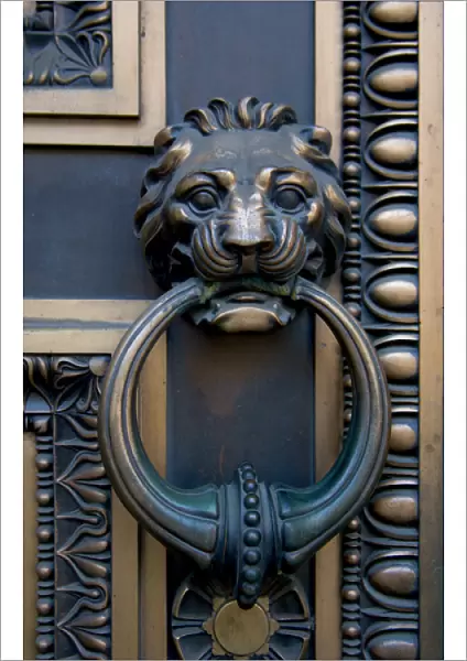 BALTIMORE, MARYLAND. USA. Detail, lion headed door handle on door of Baltimore City Courthouse