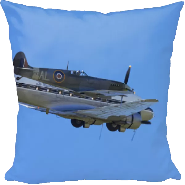 Supermarine Spitfire - British and allied WWII Fighter Plane and DC3 (Douglas C-47