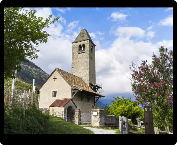 The romanic little church of Sankt Prokulus (San Procolo) near Naturns (naturno)