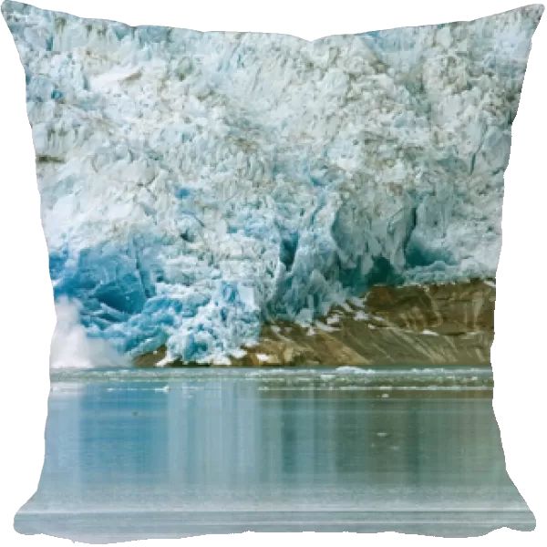 Greenland, Qaleraliq Glacier. Ice calving from the glacial front of the Qaleraliq