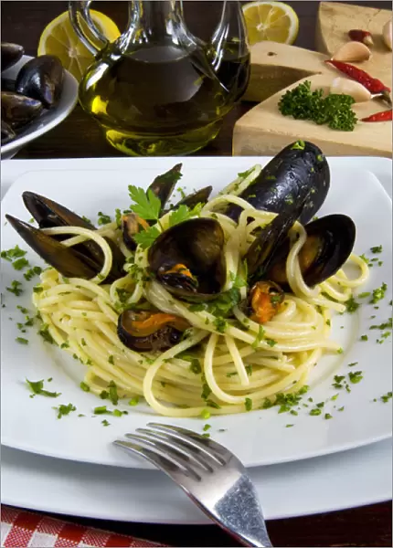 Spaghetti with mussels (Mytilus galloprovincialis)