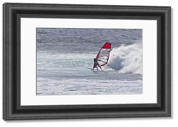 USA, Hawaii, Maui, Hookipa Beach Park. Man windsurfing in front of wave. Credit as