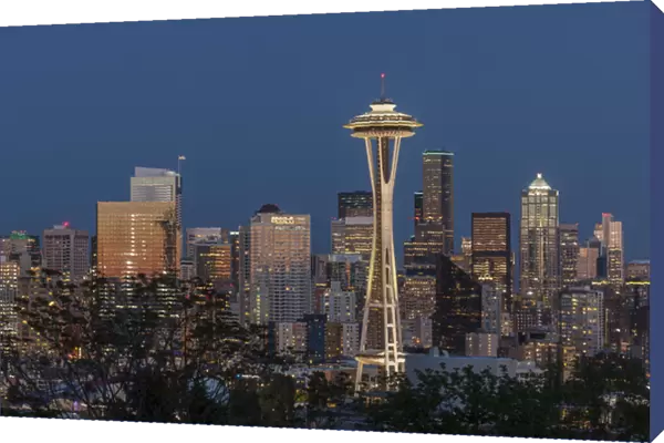USA, Washington. Seattle skyline at dusk. Credit as: Don Grall  /  Jaynes Gallery  /  DanitaDelimont