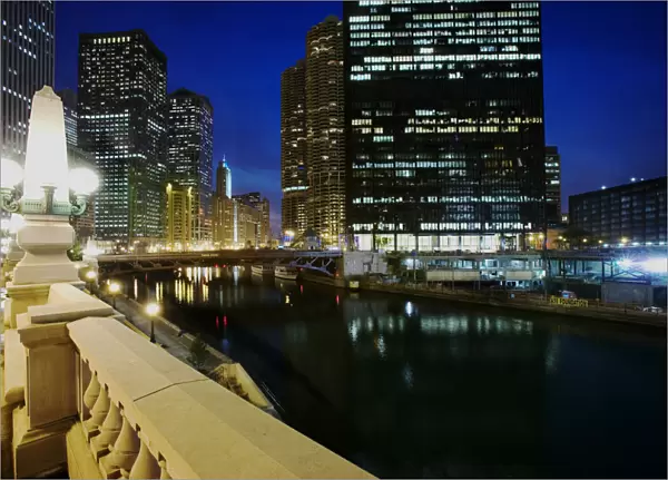 USA, Illinois, Chicago. Night along the Chicago River