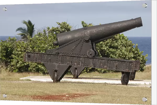 Iron cannon sitting on the outskirts of Castillo de la Real Fuerza on the western edge of