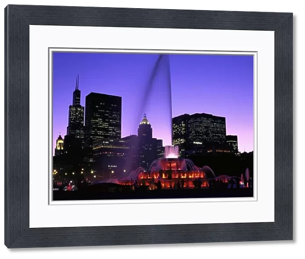 USA, IL, Chicago. Buckingham Fountain in Grant Park, Sears Tower and the skyline