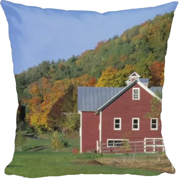North America, USA, Vermont, Pomfret. Red Barn and fall foliage