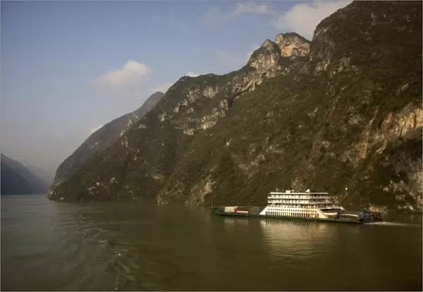 Speedy hydrofoil hugs perpendicular Yangzi shoreline cliffs