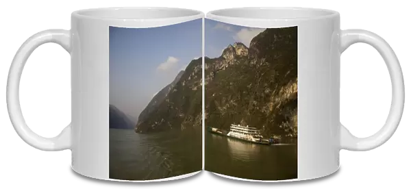 Speedy hydrofoil hugs perpendicular Yangzi shoreline cliffs
