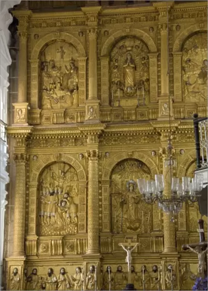 India, Goa, Old Goa. Portuguese-Gothic style Se Cathedral, circa 1640, Corinthian interior
