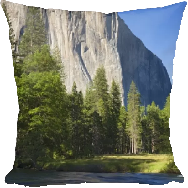 CA, Yosemite NP, El Capitan and Merced River