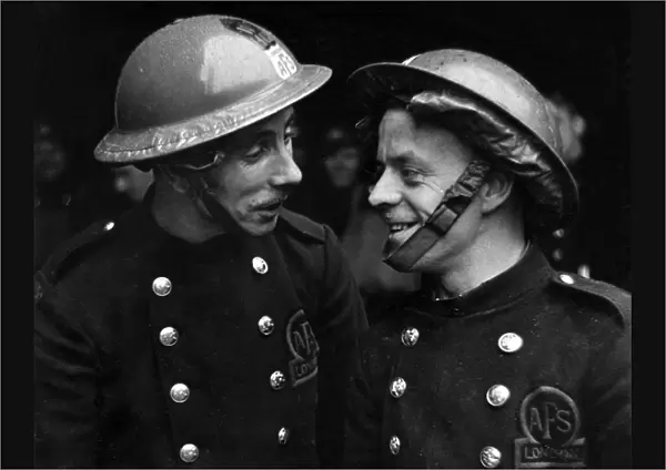 Two AFS firefighters exchange experiences, WW2