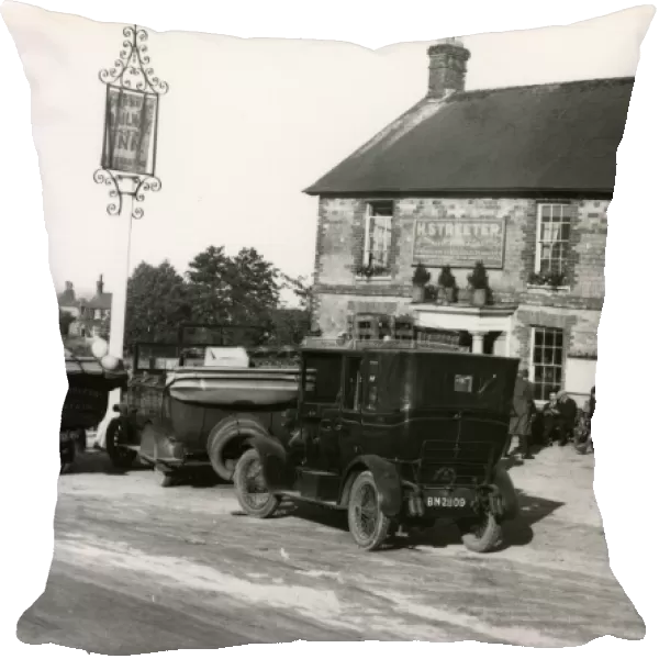 Railway Inn, Petworth, with parked cars and coaches, 1925