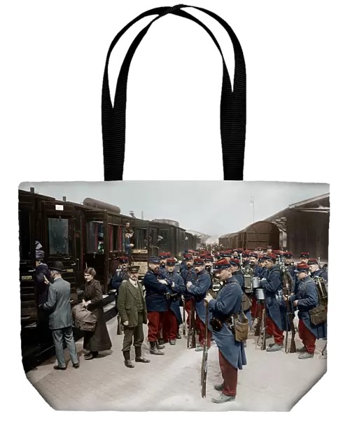 Soldats francais a la gare de Dunkerque en partance pour le front, 1914 --- French